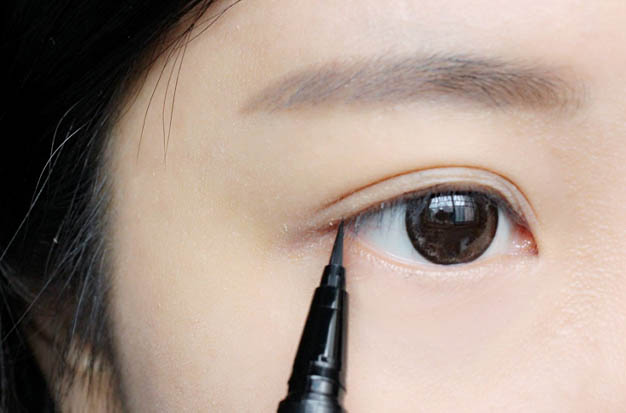 How to Remove Magnetic Eyeliner