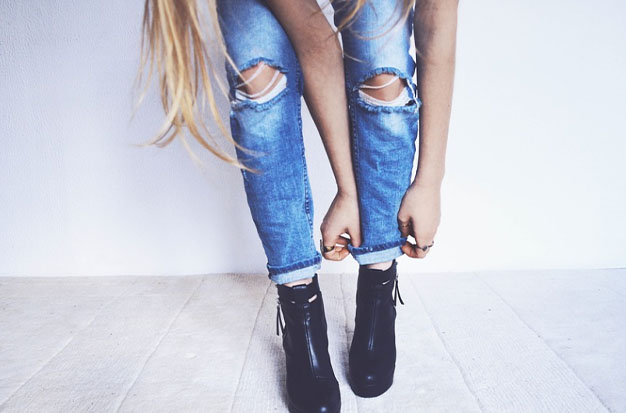 Guide to Get a Ripped Jeans – DIY Methods to Make Holes